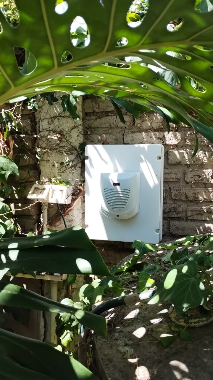 Sirena de alarma exterior instalada por Beyer y Beyer en propiedad residencial